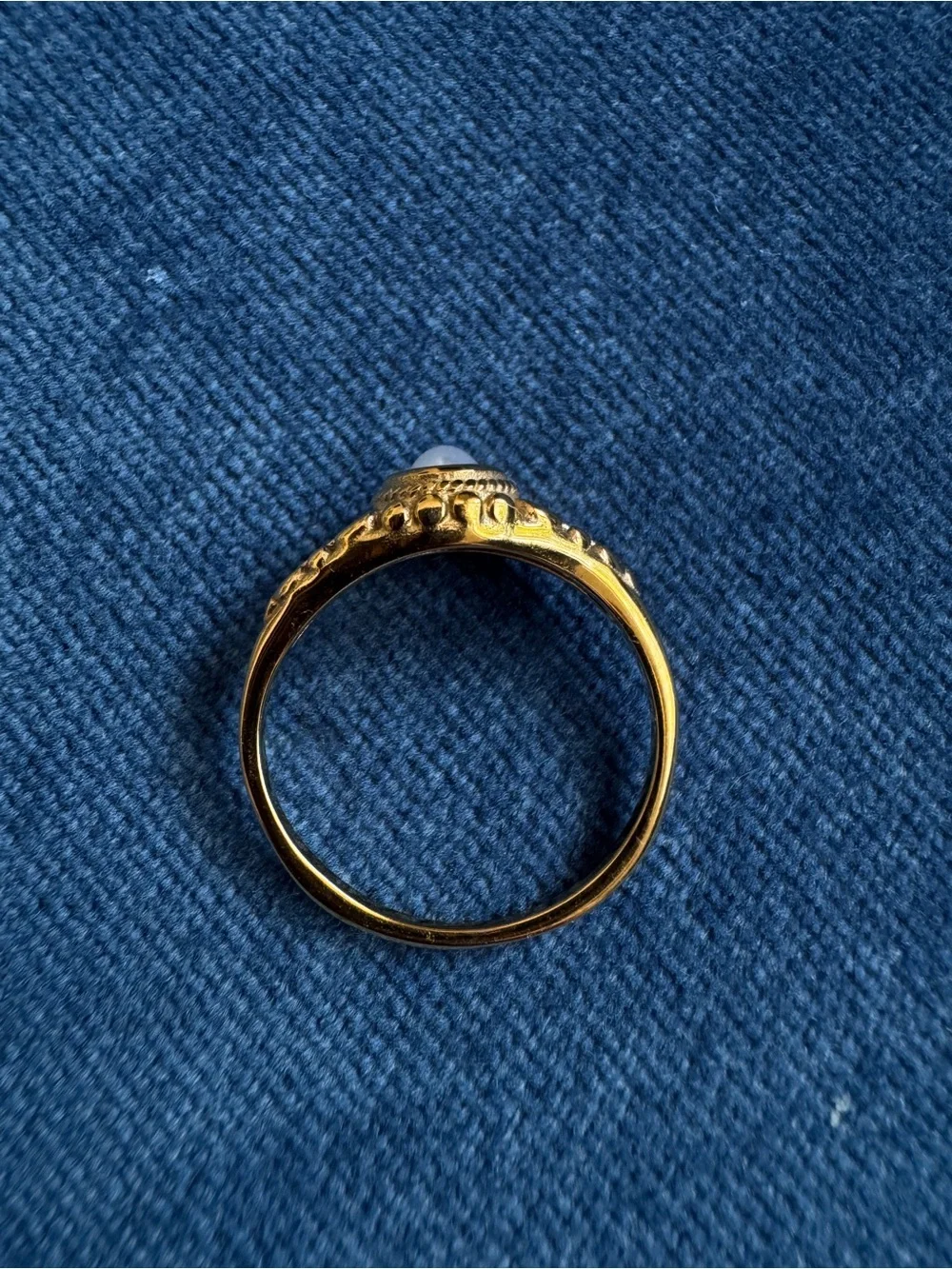 Stunning Gold tone faux pearl ring size 8